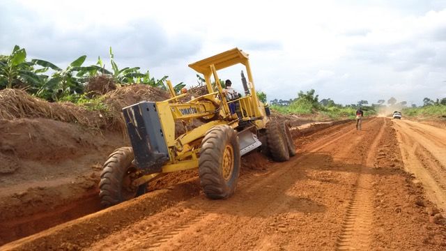 Niveleuse IVEQI sur route en terre